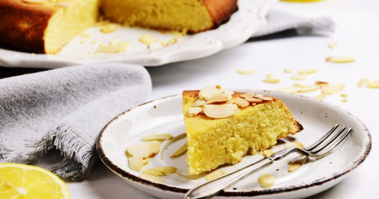 РЕЦЕПТ НА ДЕНОТ: Топол колач со лимон и бадеми
