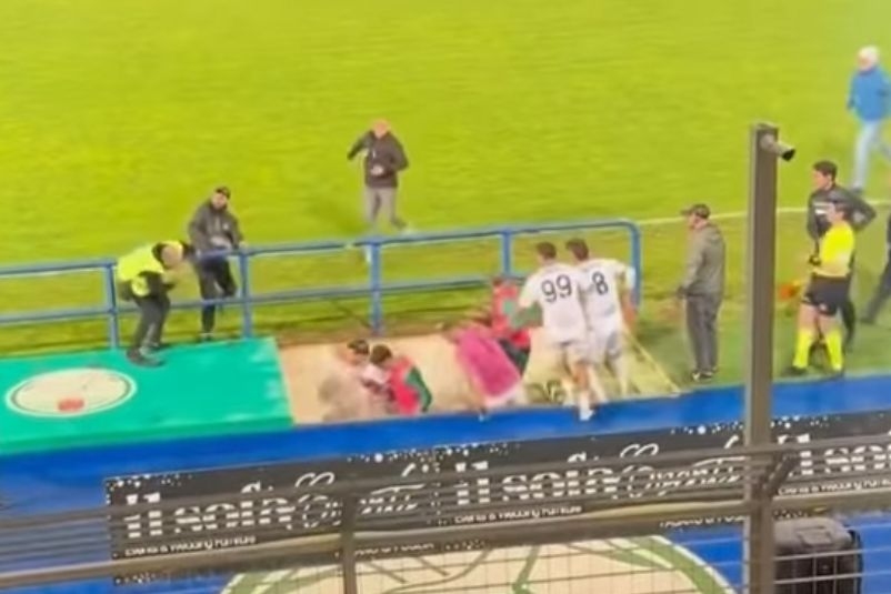 Хаос во Италија: Навивачи влегоа на терен и бркаа фудбалери! (ВИДЕО)