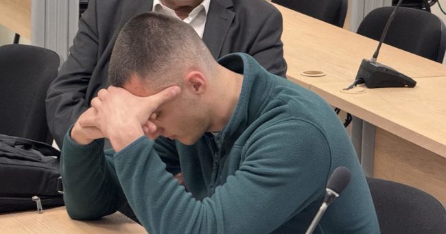 ОБВИНИТЕЛСТВОТО ПУШТИ СНИМКИ ОД ЗАД СУДОТ, СО ПОЛИЦАЈЦИТЕ ВИКНАТИ ОД ИВАНА, КОИ ЗА ЌОТЕКОТ ОД СТОЈАНЧЕ Ѝ ВЕЛАТ: „РЕШЕТЕ СИ ГО ПРОБЛЕМОТ”