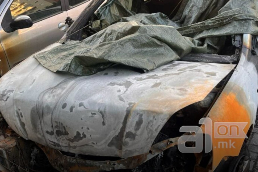 Опожарени пет возила под скопското Кале покрај Вардар