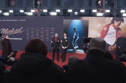 Синовите на кралот на попот Мајкл Џексон присуствуваа на премиерата на филмот „Michael“ (видео)