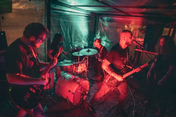 ОДИМЕ ДА ЈА ШИРИМЕ НАШАТА МУЗИКА И МАЛКУ ДА ИЗБЕГАМЕ ОД РЕАЛНОСТА, ВЕЛИ СКОПСКИОТ БЕНД „ЈУ“ ПРЕД ЕВРОПСКАТА ТУРНЕЈА