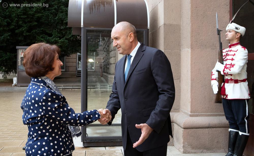 Сиљановска-Давкова: Очекувам да се видиме со Радев и да трагаме по ново решение