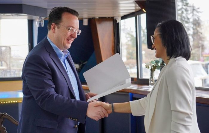 ПРВПАТ ПО 20 ГОДИНИ: Николовски на новите капетани и бродски персонал им ги врачи сертификатите за управување со пловни објекти