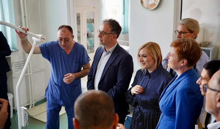 Алиу: Болниците во Гостивар, Велес, Струга и Струмица добиваат нова опрема за мајки и за новороденчиња