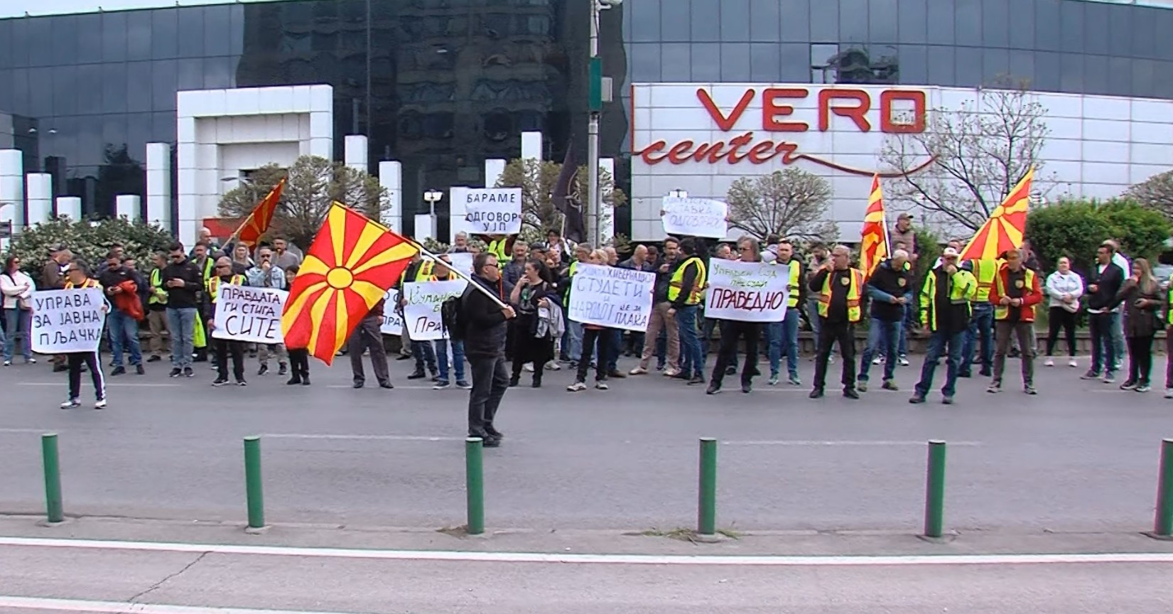 Протест на студентите и граѓаните кои работеле во странство пред УЈП – не сакаат да платат данок ретроактивно