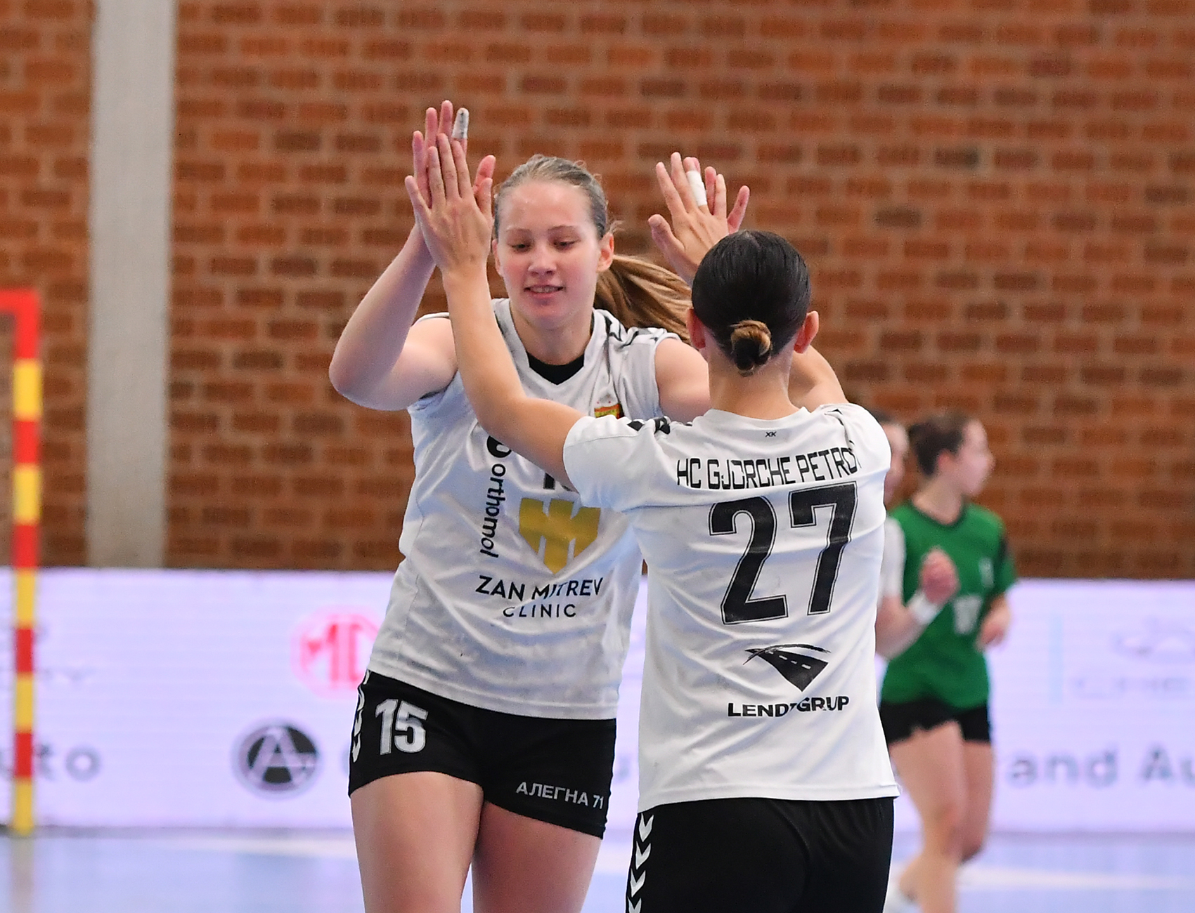 „Лавиците“ скокнаа лесно уште една пречка до трофејот во Купот