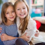 Науката потврдува: Ако имате сестра, ќе станете подобар човек