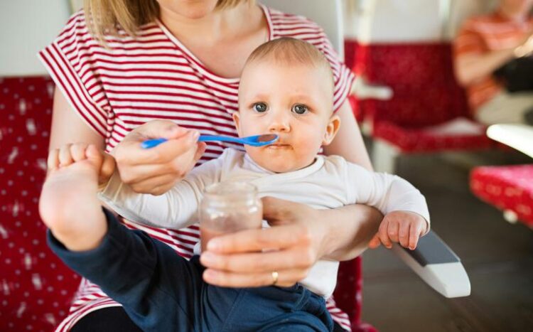 Зошто детето ја џвака, па ја плука храната?