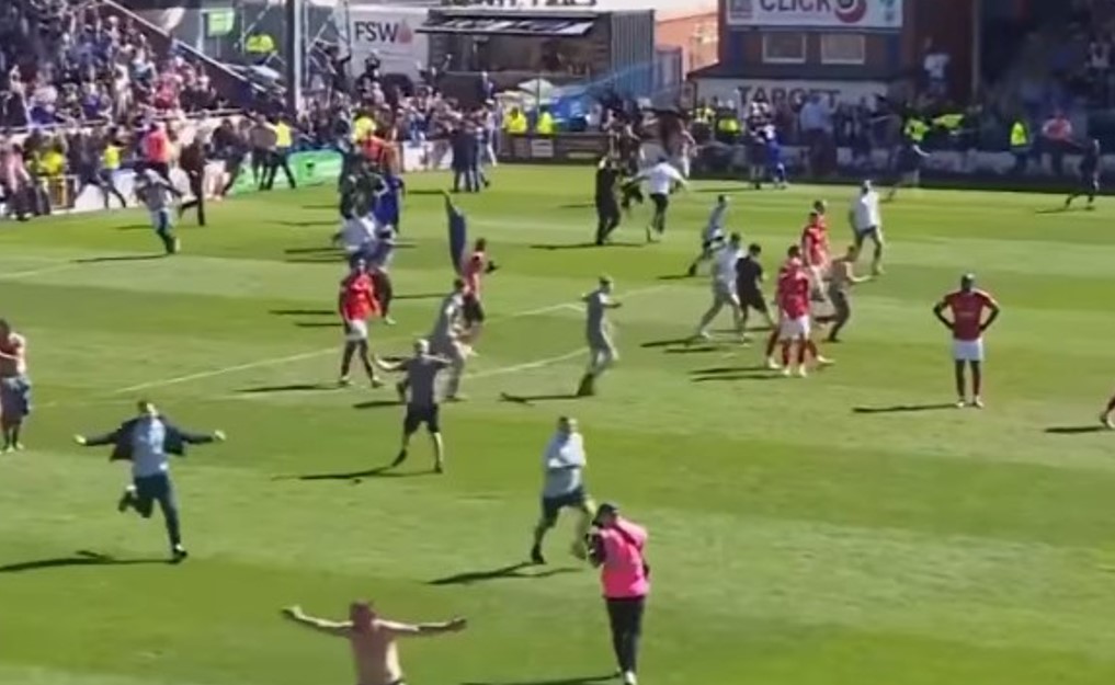 Лудница во Англија: Постигнаа гол во 95-та минута за промоција, прославија, па следеше шок! (ВИДЕО)