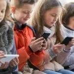 Само 6% од осмооделенците читаат книги, но 62 отсто гледаат видеа на мобилен!