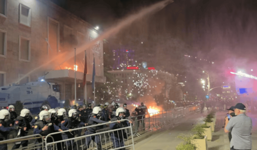 НАСИЛНИ ПРОТЕСТИ ВО ТИРАНА: Опозицијата бара оставка на владата на Еди Рама, полицијата употреби водени топови и солзавец