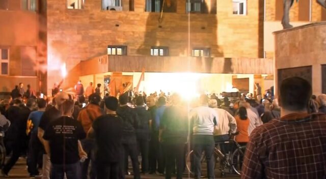 СДСМ: Тероризмот е во крвта на ВМРО, насилниците кои го нападнаа Собранието не се „луѓе со различни мислења“