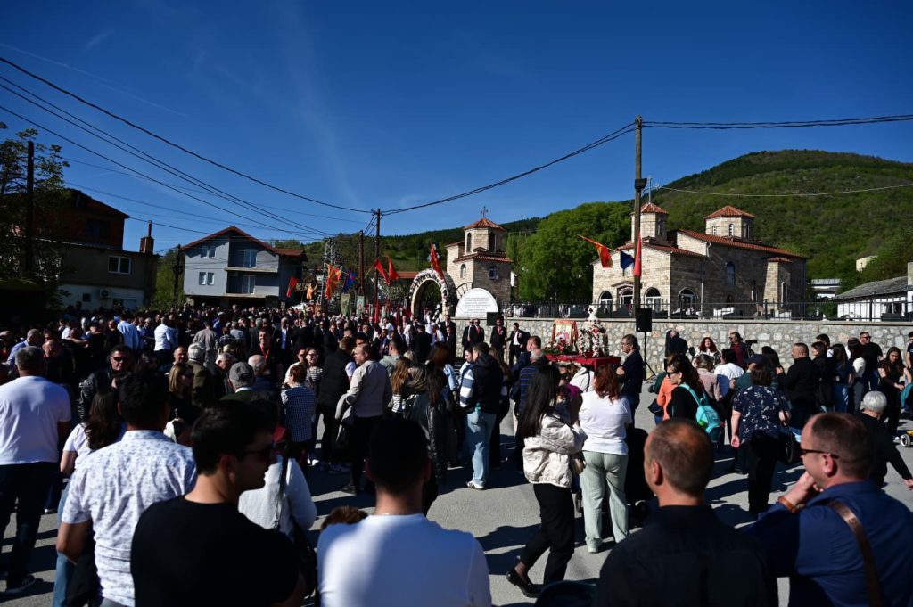 Филипче во манастирот во Оровник на пречек на моштите на Света Недела