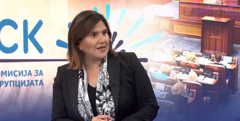 „Фала, злато си, честам ручек“, му напишала Димитровска на колегата кој место неа полагал испити за највисока државна тајна