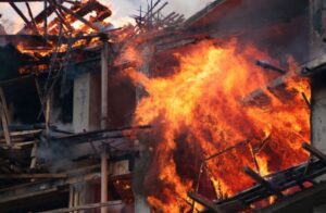 Голем пожар во Романија: Изгореа 32 домови, 300 жители се експресно евакиурани