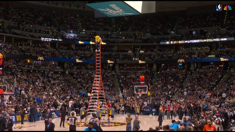 Маскотата на Денвер Нагетс Роки даде луд кош