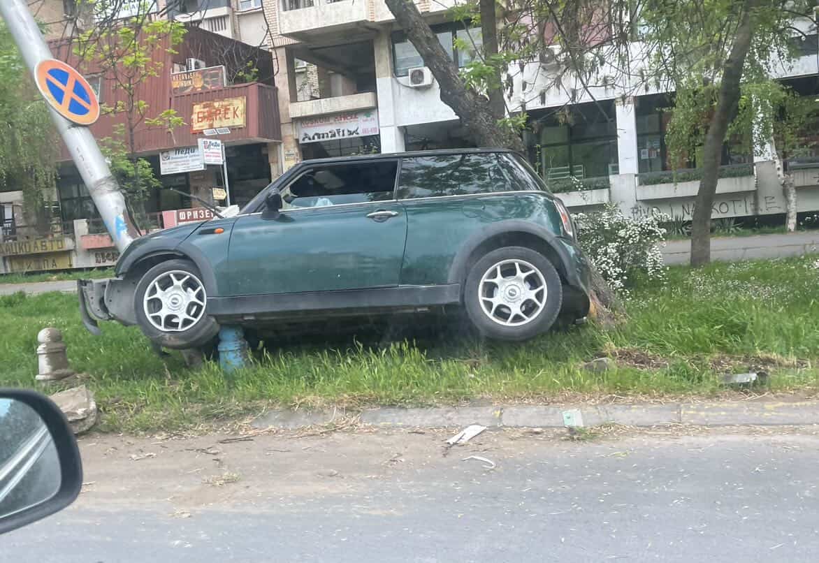 23-годишен возач со „Мини Купер“ удри во бандера па во дрво – тројца повредени во Аеродром