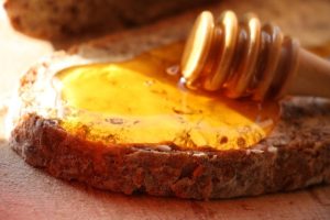 Важно е да се знае – Консумирањето мед може да има здравствени ризици: Овие луѓе треба да го избегнуваат