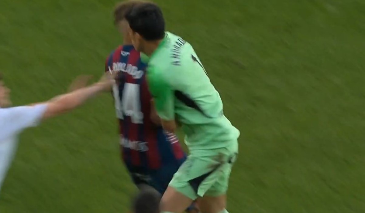 Во Шпанија немаа милост: Голманот кој нокаутираше фудбалер доби жестока казна!