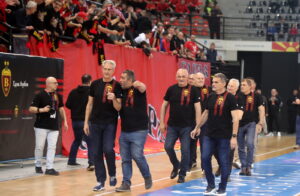 ПРЕКРАСНИ СЦЕНИ: Вардар за 65-годишниот јубилеј со признание за своите легенди (ФОТОГАЛЕРИЈА)