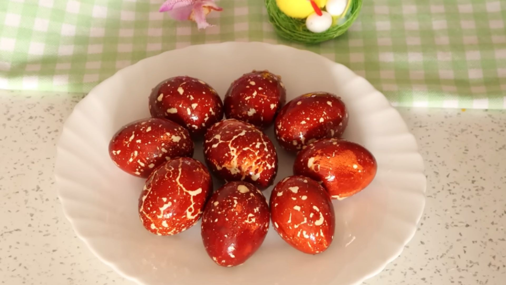 Без капка вештачка боја: „Галаксија“ техника за фарбање јајца која ќе ве воодушеви (ВИДЕО