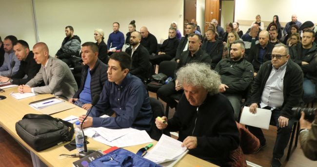 ДОЈДОА НА СУДЕЊЕ 13-ТЕ ПОЛИЦАЈЦИ КОИ МОЖЕЛЕ, А НЕ ЈА СПРЕЧИЛЕ ПИРОТЕХНИКАТА ВО „ПУЛС” КОЈА ГО ЗАПАЛИ ПЛАФОНОТ