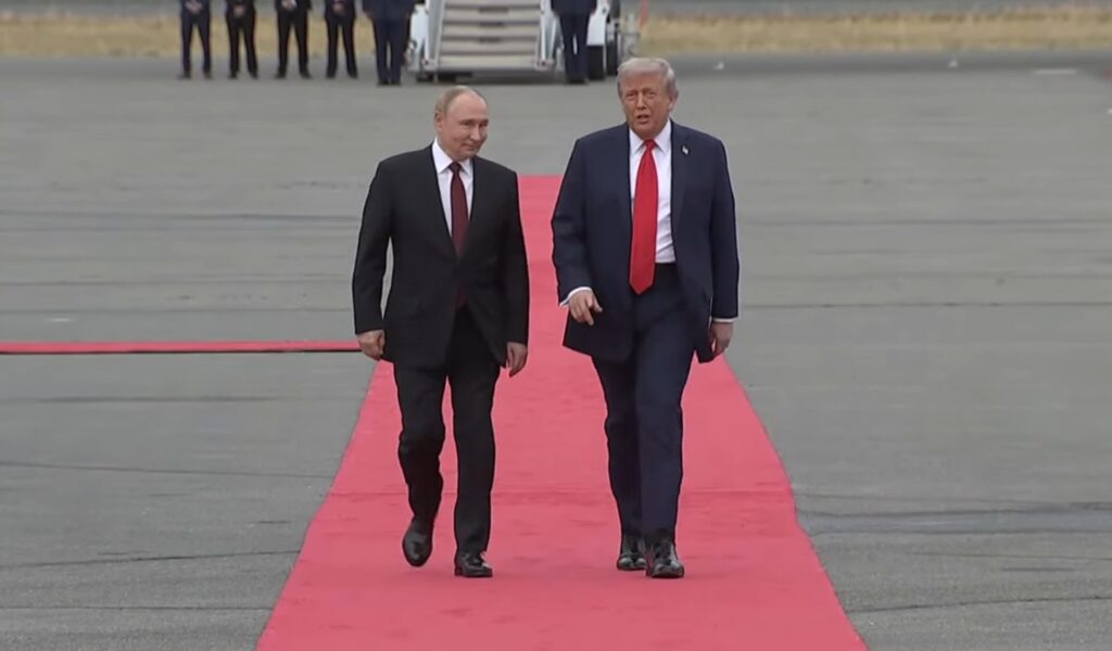 Американски сенатори: Путин го прави Трамп будала