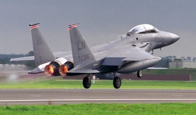 АМЕРИКАНСКИ БОРБЕН АВИОН СОБОРЕН НАД ИРАН, СЕ ТРАГА ПО ПИЛОТОТ