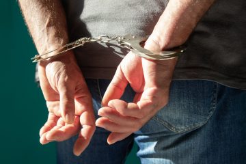 УАПСЕНИ ДРВОКРАДЦИ: Со моторна пила нападнале полицаец, завршија со лисици на рацете