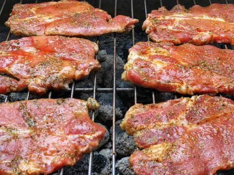 Најголеми грешки при маринирање месо: Трикови за скарата да ви биде уште повкусна