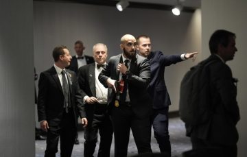 СЕРИОЗНИ ПРОБЛЕМИ СО ОБЕЗБЕДУВАЊЕТО: Како вооружен маж воопшто успеал да се доближи толку блиску до Трамп?