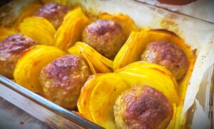 (ВИДЕО Рецепт) РУЧЕК КАКО ОД БАЈКА: Ќофтиња во гнездо од компири кои ќе ве воодушеват со својот изглед и вкус