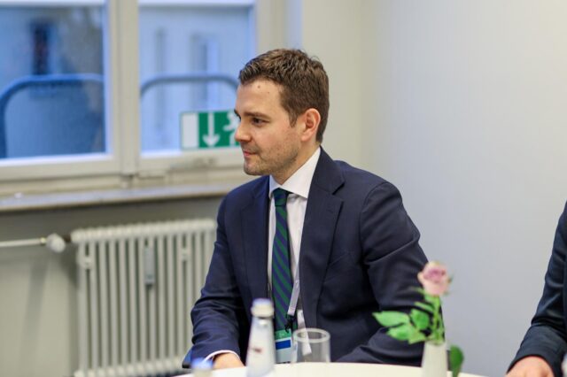 Муцунски со честитки до Петер Маѓар