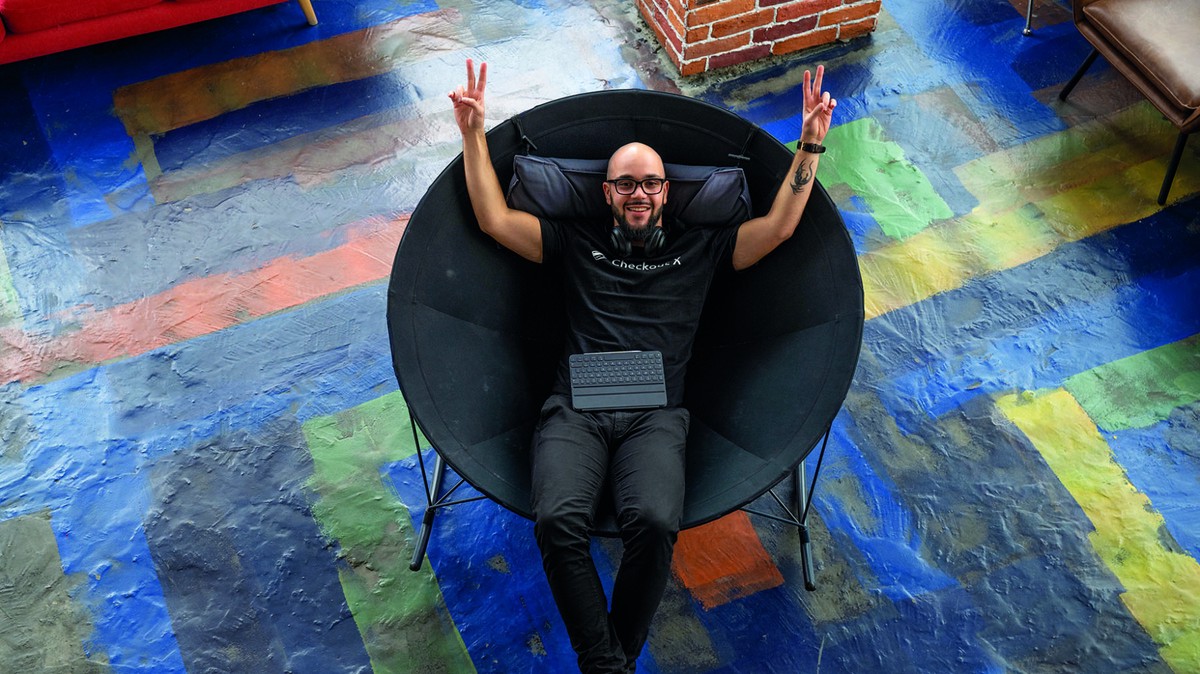 Еден млад бугарски програмер од спалната соба им реши голем проблем на Shopify. Наместо награда, го копираа, го блокираа и денес го рекламираат неговото дело како свое