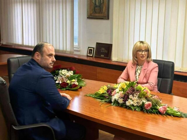 Арсовска го нападна Орце: „Патеки и седишта на отворено ги пријавил за дивоградби, а молчи за 150-те небезбедни згради во Чаир“