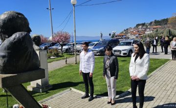 Положено свежо цвеќе на спомен обележјето на Методи Патчев