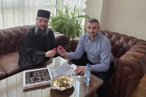 Архимандритот Доситеј му подари велигденски јајца на градоначалникот на Дебар