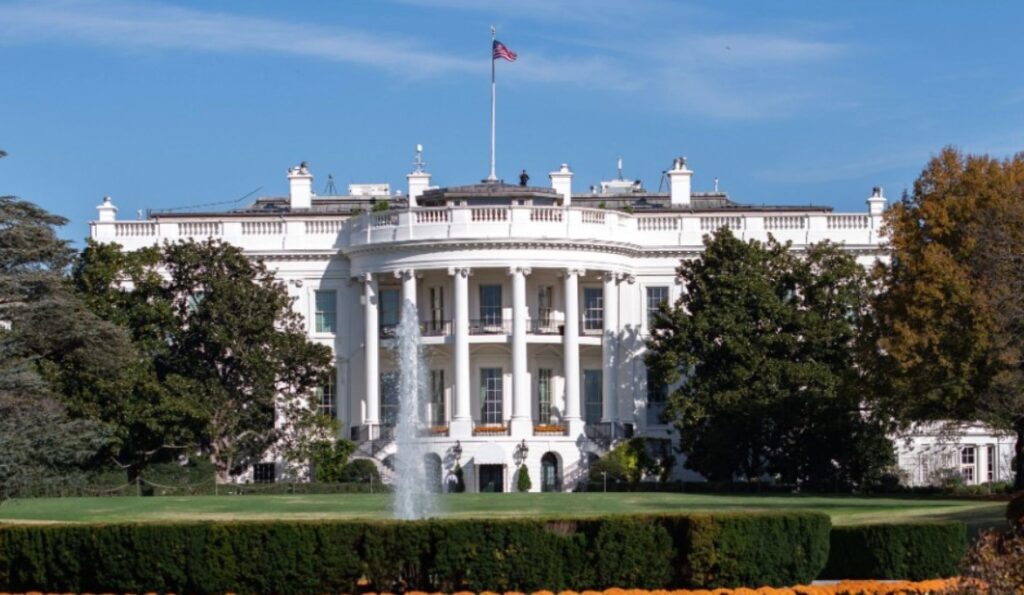 Бела куќа: Никој не се соочил со повеќе куршуми од Трамп во последните години