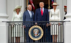 (ВИДЕО+ФОТО) Трамп се опуштил пред Чарлс и Камила, ја ставил раката на задникот на Меланија и раскажал нешто што никој не го знаел: „Отсекогаш сакав да живеам во палата“