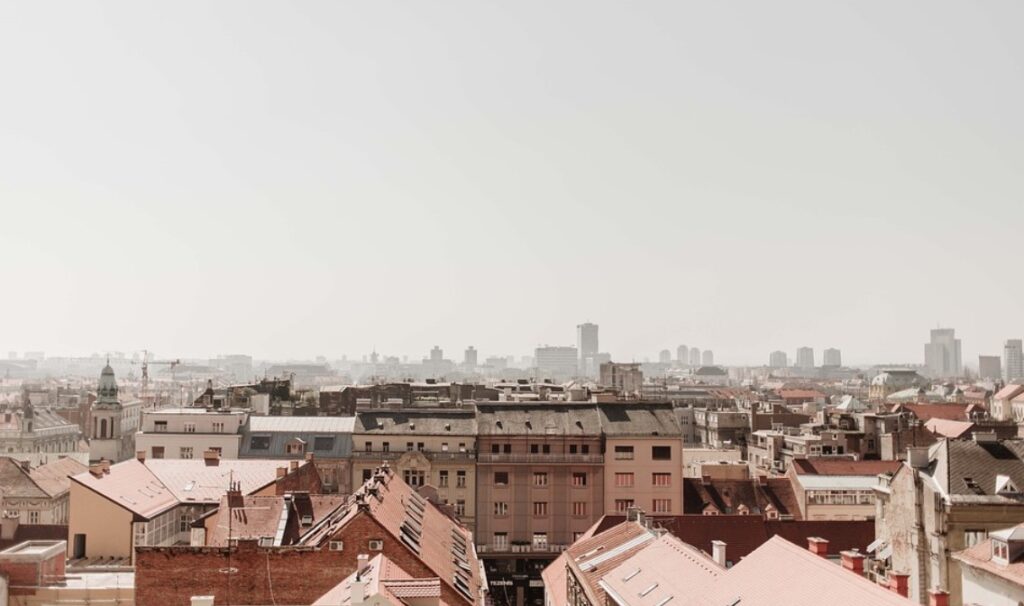 Евакуирани три трговски центри во Загреб по дојави за поставени бомби