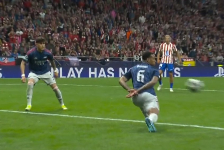 Дефанзивец на Арсенал спаси чист гол, ова го викавме во маало „Рука ус тело“