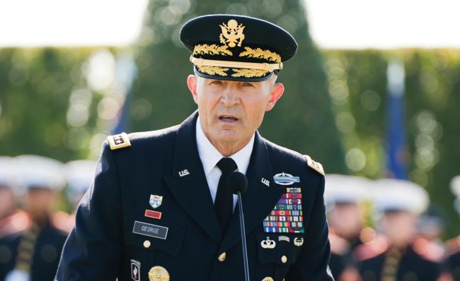 ХЕГСЕТ ГО ОТПУШТИ ШЕФОТ НА АМЕРИКАНСКАТА ВОЈСКА РЕНДИ ЏОРЏ