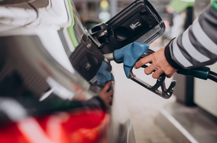 Стотици бензински пумпи во Франција останаа без гориво