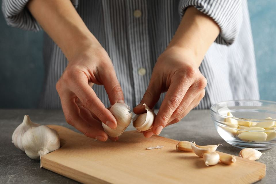 Оваа грешка со лукот може да предизвика сериозни проблеми: Лекарите предупредуваат да не го јадете на овој начин