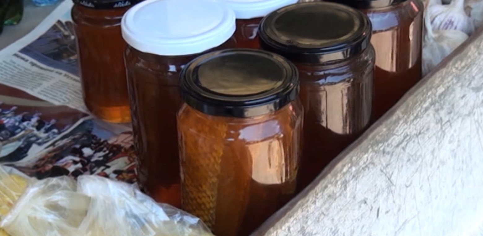 Пчеларите под притисок: Помалку мед, повеќе фалсификати