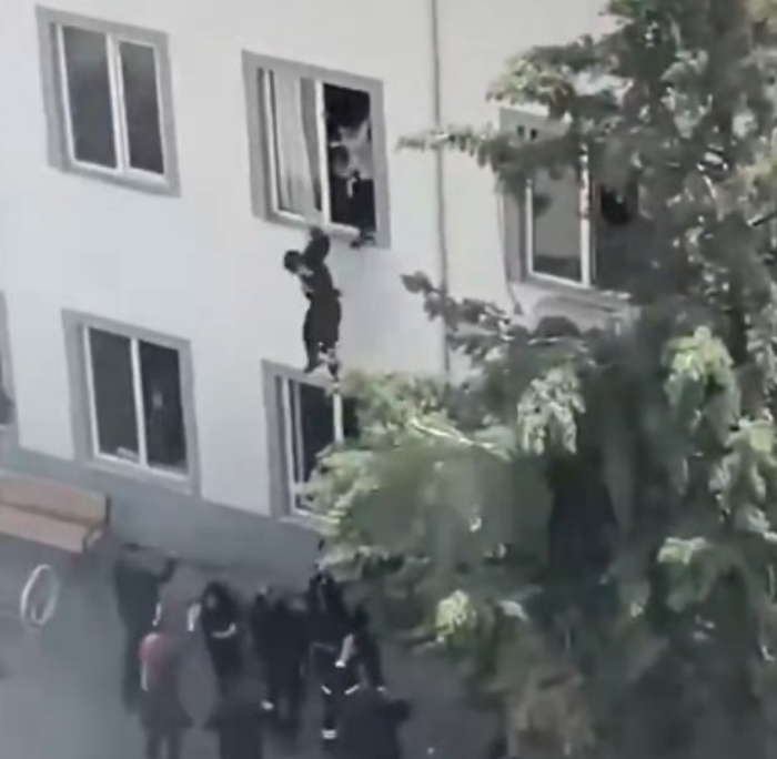 ВИДЕО: Нов ужас во Турција – Ученици скокаат од прозорец, повторно пукање во училиште, има убиени и ранети