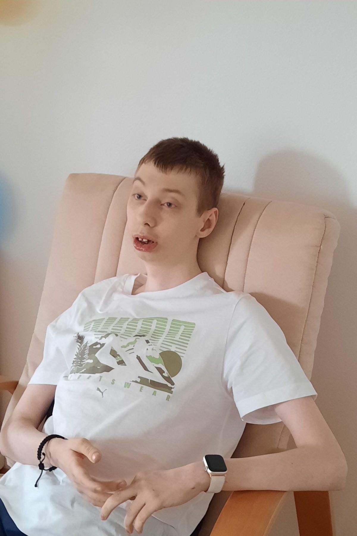 Апел за помош: Петар од Охрид се бори со ретка болест и чека итна операција — неговата самохрана мајка Гордана бара помош за да го ослободи синот од болка