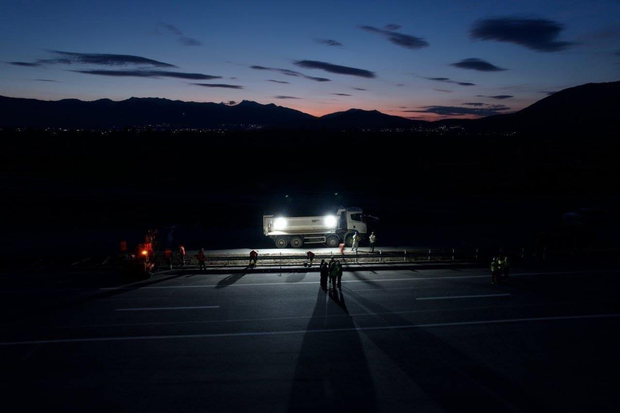 „На автопатот Охрид-Кичево се работи и доцна навечер“: Николоски вели дека се користат поволните временски услови