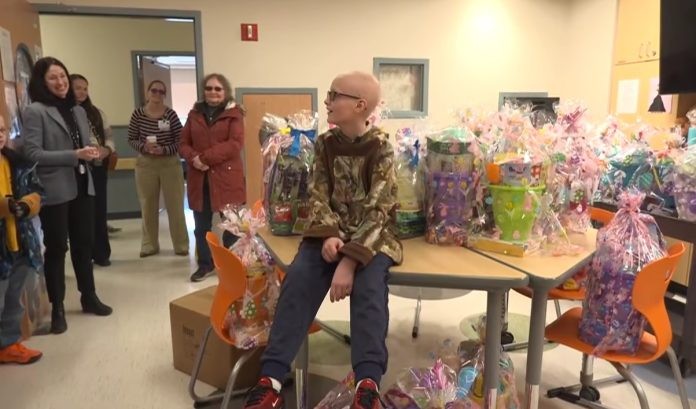 Трогателна приказна од болница: Тешко болно момче им го разубави Велигден на другите болни деца на прекрасен начин